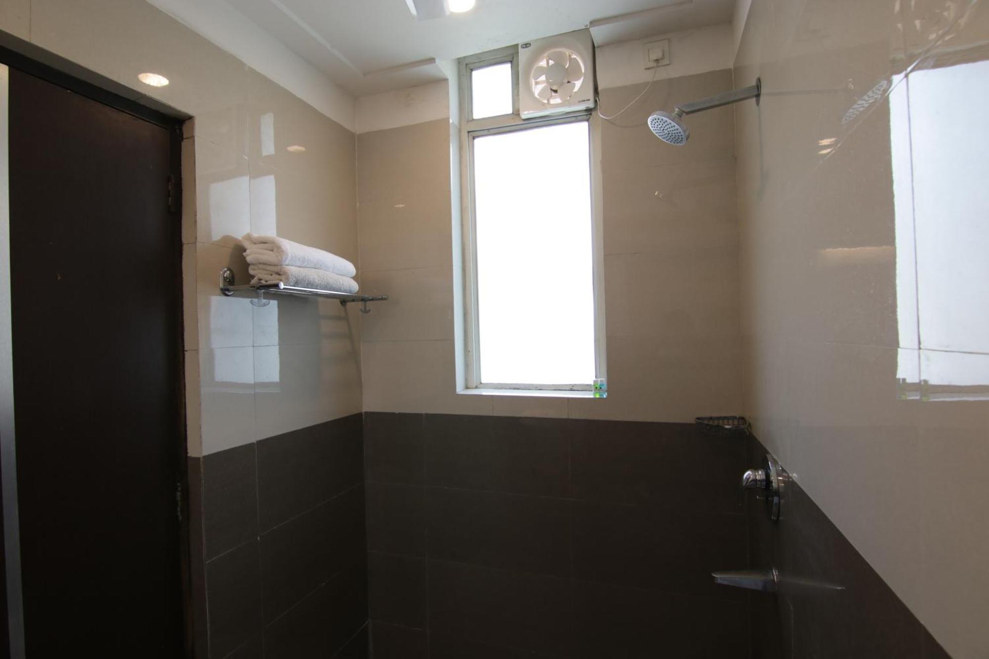 Hotel Leaf 9, Cyber City Near Ambience Mall Gurgaon Zewnętrze zdjęcie